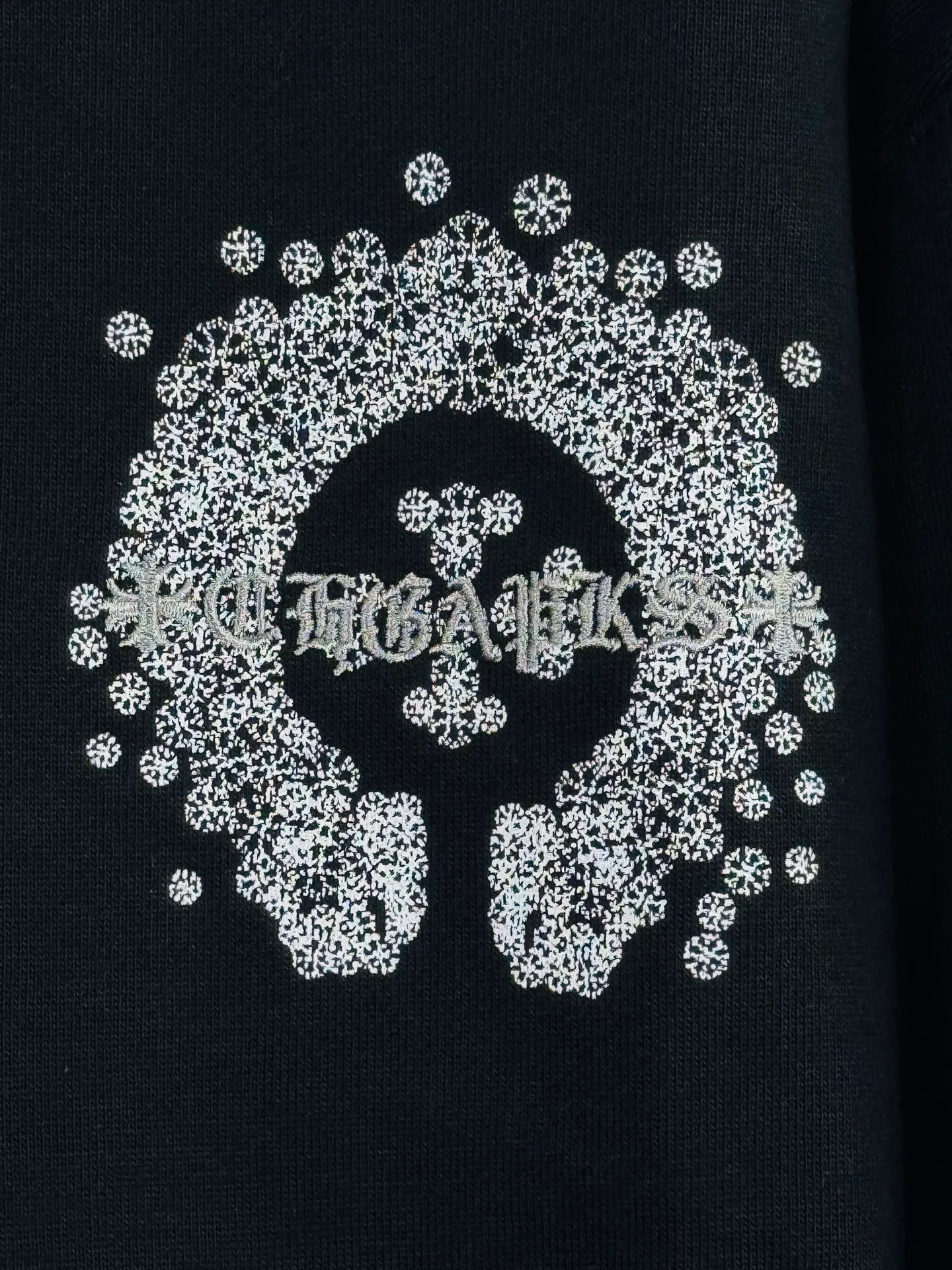 P260 top version, real shot without P, ​​different from market currency) 𝗖𝗵𝗿𝗼𝗺𝗲 𝗛𝗲𝗮𝗿𝘁𝘀/Cro Heart 2025 washed patch embroidery autumn and winter new original single counter American laser burnt 3D three-dimensional color embroidered couple casual sweatshirt 👑The highest version! Customized fabric 430g tripe terry fabric! American acid-washed and distressed original fabric laser burnt ✟appliqué embroidery and exquisite embroidery of letters! The best-selling model in the counter, very comfortable to wear. Accessories: original molded and authenticated collar label➕100% silk wash label. Genuine purchase-grade original hangtag➕matching hanging rope➕3D hanging beads➕original packaging bag. Craftsmanship: The original version has consistent wiring! The highest version of the armhole matching technique! Color: Gray Black Size: S M L XL Style Number: 25-332